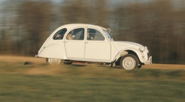 Не е бързак, както стана дума, но никога не е бил проектиран да бъде. Има една стара шега за модела, по-късно адаптирана към всяка кола, смятана за "боклук". Че "успява да ускори от нула до стотака за около ден". 

Оригиналът достига максималната си скорост от 65 км в час за около 42-43 секунди! А най-бързите версии в края на 80-те вдигат 110 километра в час. Нищо че Джеймс Бонд летеше с повече в "Само за твоите очи", при това с надупчена ламарина.